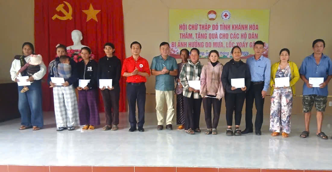 Hội Chữ thập đỏ tỉnh Khánh Hòa hỗ trợ 20 hộ dân bị thiệt hại do giông lốc tại xã Anh Dũng